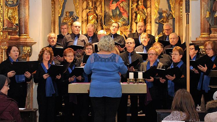 Der Chor "Tonarten" Herrnsdorf/Sambach mit Chorleiterin Peggy Stolpe-Engels Foto: Evi Seeger
