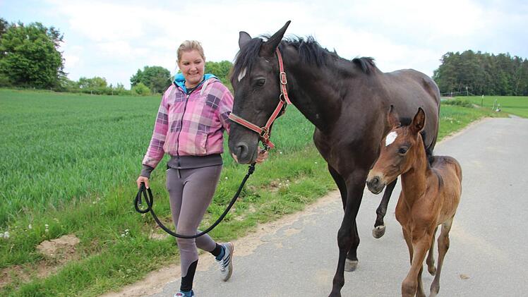 Dreamteam: Jessi Sebald führt Stute Bonita und ihr Fohlen Lolita nach Hause. Diana Fuchs