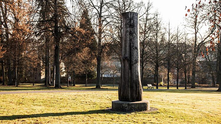 David Nash: Holzskulptur "Noon Column" im Coburger HofgartenFoto: Jochen Berger