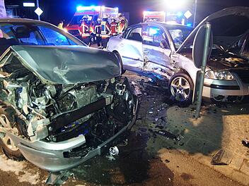 Auf der B13 im Kreis Ansbach kam es zu einem schweren Zusammensto&szlig; auf einer Kreuzung: Ein Fahrer hatte die rote Ampel &uuml;bersehen.