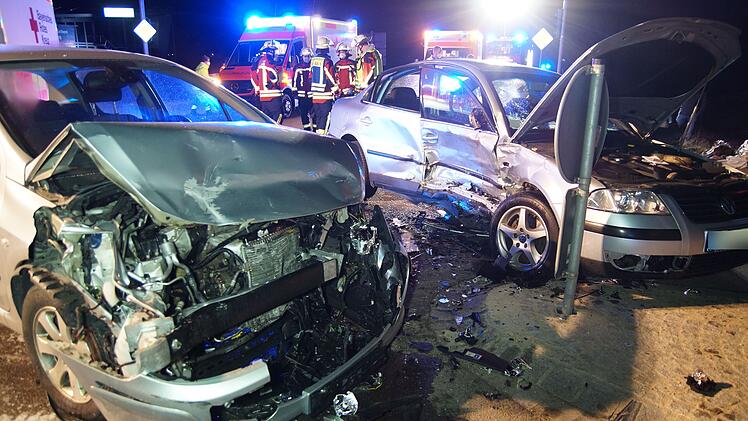 Auf der B13 im Kreis Ansbach kam es zu einem schweren Zusammensto&szlig; auf einer Kreuzung: Ein Fahrer hatte die rote Ampel &uuml;bersehen.