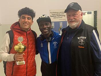 Unser Foto zeigt (von links) Mohammad Shadab mit Pokal,  den Münchner Boxer und guten Freund Ramon Sharafa als erstem Gratulanten sowie Trainer Edgar Feuchter. Foto: Kai Friedensohn