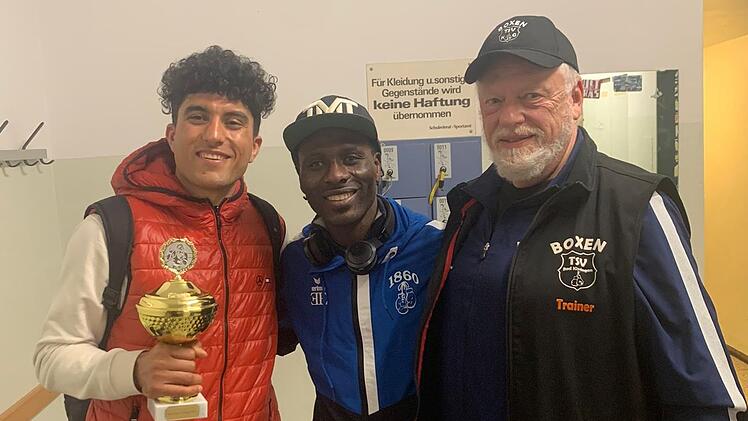 Unser Foto zeigt (von links) Mohammad Shadab mit Pokal,  den Münchner Boxer und guten Freund Ramon Sharafa als erstem Gratulanten sowie Trainer Edgar Feuchter. Foto: Kai Friedensohn