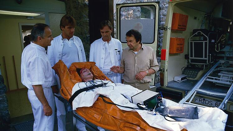 Dr. Elena Bach (Heidelinde Weis) ist mit dem Auto verungl&uuml;ckt (von links: Franz Rudnick, Sascha Hehn, Holger Petzold, Wolfgang Kieling).