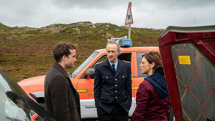 Ina Behrendsen (Julia Brendler) und Hinnerk Feldmann (Oliver Wnuk) haben eine Autopanne und Feuerwehr-Chef Bosse Iwersen (Thomas Niehaus) will helfen. Hinnerk findet das gar nicht gut, denn Bosse hat ein Auge auf Ina geworfen.