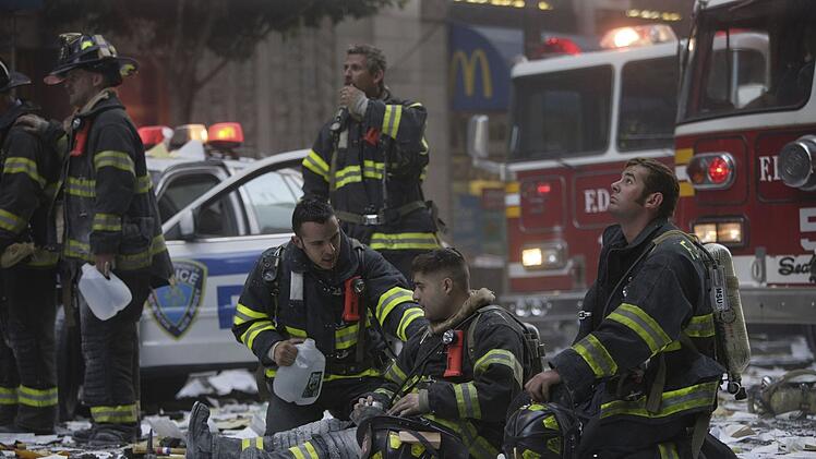 Nachdem ein Flugzeug in einen der T&uuml;rme des World Trade Centers geflogen ist, beginnt f&uuml;r die Retter ein Wettlauf um Leben und Tod.