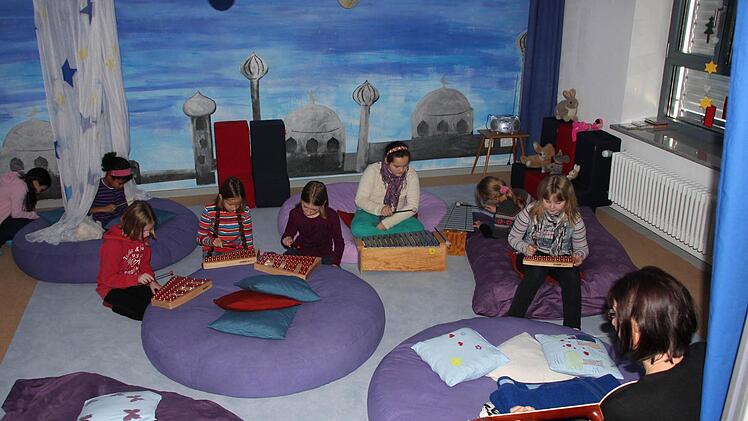 Zusammen mit der Orffgruppe spielte Jutta Helbig ein Sternenlied zur Begrüßung.