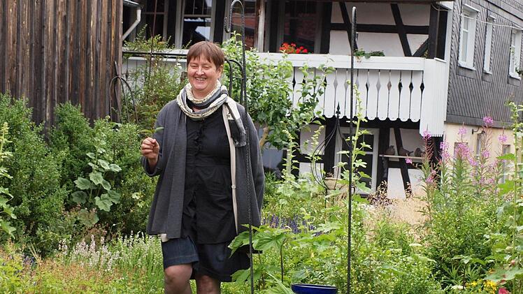 Hedda Hanft zeigt die verschiedenen Minzsorten in ihrem Garten. Foto: Stefanie Karl
