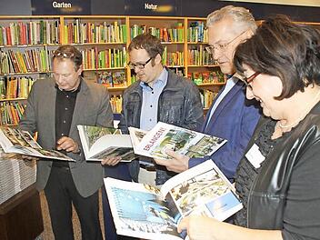 Interessierte erste Leser bei der Buchvorstellung (v. r.): Ute Czapla, Innenminister Joachim Herrmann, Oberbürgermeister Florian Janik und Autor Kurt Fuchs  Foto: Michael Busch