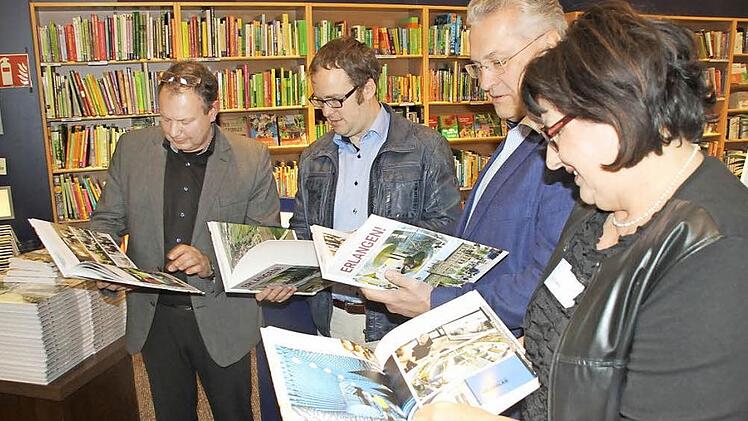 Interessierte erste Leser bei der Buchvorstellung (v. r.): Ute Czapla, Innenminister Joachim Herrmann, Oberbürgermeister Florian Janik und Autor Kurt Fuchs  Foto: Michael Busch