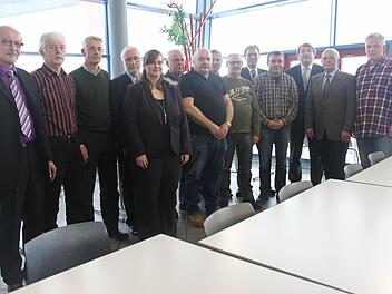 Diese Jubilare wurden für 40 Jahre Betriebstreue zum Unternehmen geehrt. Mit im Bild: Betriebsratsvorsitzender Steinbach, Werner Fehn (links), Personalleiterin Katrin Schröder (5. von links), Bürgermeister Klaus Löffler (10. von links), Geschäftsführer Nikolaus Wiegand (13. von links) und Burkhard Zipfel (Betriebsleiter Großbreitenbach) Foto: vs