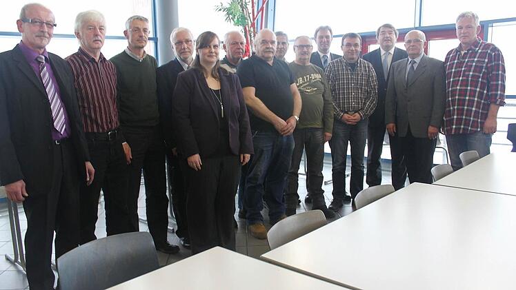 Diese Jubilare wurden für 40 Jahre Betriebstreue zum Unternehmen geehrt. Mit im Bild: Betriebsratsvorsitzender Steinbach, Werner Fehn (links), Personalleiterin Katrin Schröder (5. von links), Bürgermeister Klaus Löffler (10. von links), Geschäftsführer Nikolaus Wiegand (13. von links) und Burkhard Zipfel (Betriebsleiter Großbreitenbach) Foto: vs