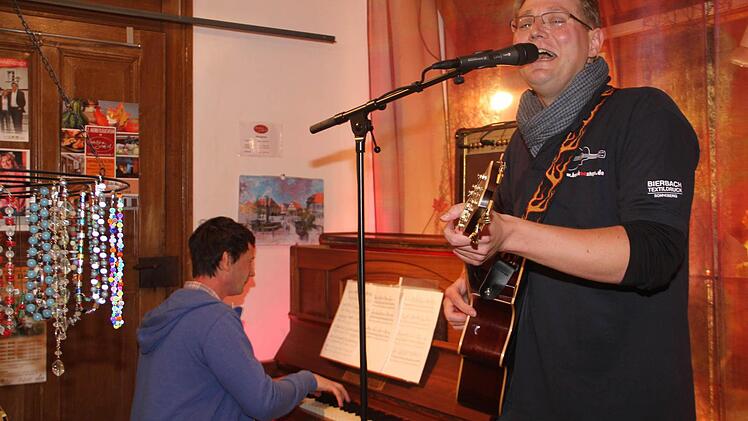 Mit Live-Musik unterhielt das Duo "Bäck on stage" und "Piano Seb".