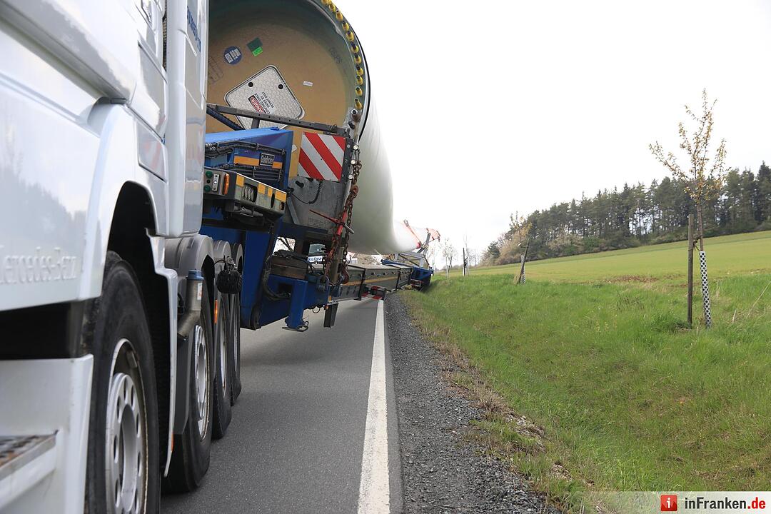 Schwertransport mit Windradflügel landet bei Thurnau im Graben