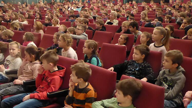 Die meisten von ihnen waren zum ersten Mal im Kurtheater: Gespannt verfolgen die Kinder das Märchen von Peter und dem Wolf. Thomas Ahnert