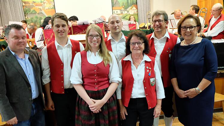 Zahlreiche Musiker wurden beim Konzertabend geehrt. Foto: Philipp Bauernschubert.