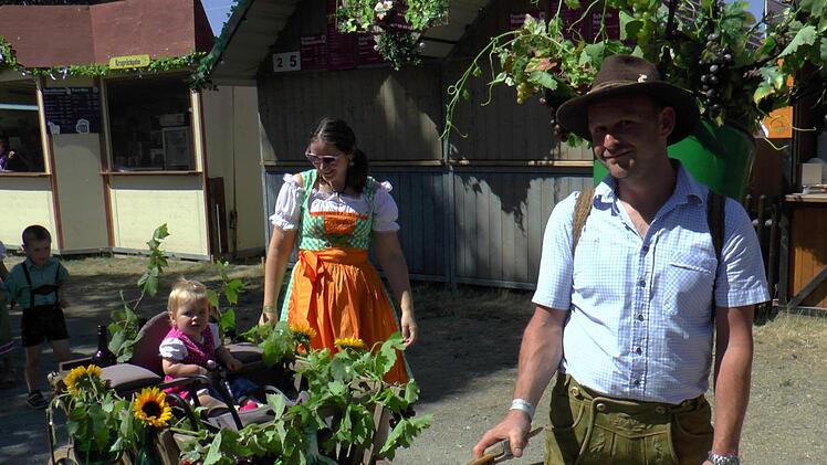 Ihr erstes Weinfest erlebte die einjährige Mia, die zusammen mit ihren Eltern Tanja und Sven Ullrich vom gleichnamigen Weinbaubetrieb am Festzug teilnahm.