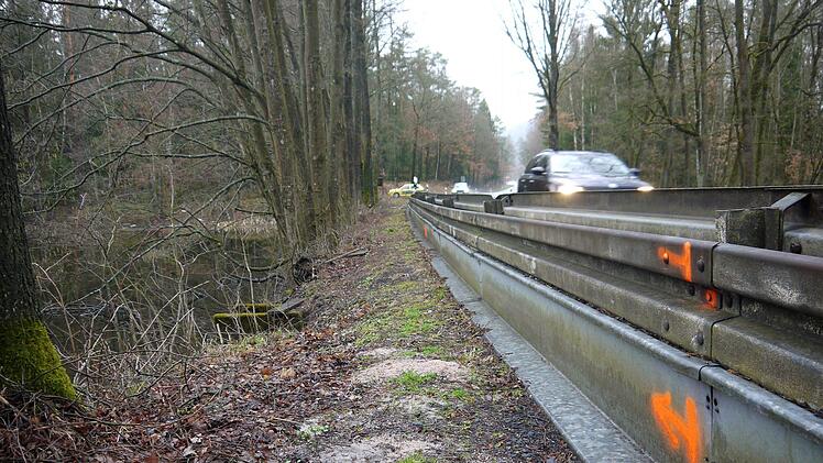 Schwachstelle: Weil am Auslauf Wasser gegen die Fahrbahnböschung der Staatsstraße 2708 bei Horb (Landkreis Coburg) drückt, rücken am Montag Spezialisten an. Damit die Platz zum Arbeiten haben, wird die Straße eine Woche lang gesperrt. - Foto: Berthold Köhler