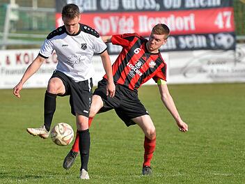 Steffen Nagel (rechts) und die SpVgg Heßdorf gingen beim Torfestival in Lonnerstadt trotz zwischenzeitlicher Führung als Verlierer vom Platz.  Foto: Picturedreams