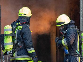 Die Feuerwehr bekam die Flammen zeitnah unter Kontrolle.  Symbolbild: Schmelzer/News 5