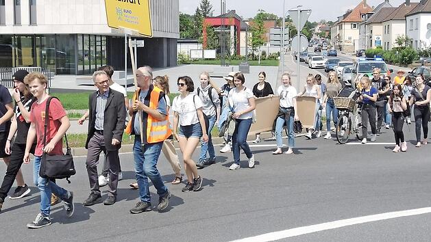Die jungen Demonstranten zogen durch Ha&szlig;furt.  Foto: Paul H&uuml;mmer