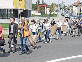 Die jungen Demonstranten zogen durch Haßfurt.  Foto: Paul Hümmer