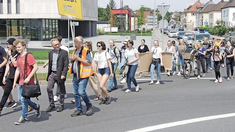 Die jungen Demonstranten zogen durch Haßfurt.  Foto: Paul Hümmer