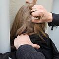 In Hof eskalierte der Streit zwischen Vater und seiner Tochter, der die 15-Jährige an der Haaren mit nach Hause ziehen wollte. Symbolfoto: Benedikt Borst