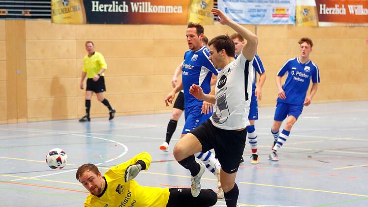 Nichts war es mit der Titelverteidigung im Vorjahr: Der FC Oberhaid um seinen Torh&uuml;ter Bj&ouml;rn Vogel hatte das Finale der Futsal-Kreismeisterschaft im vergangenen Jahr gegen den FC Creu&szlig;en mit 0:3 verloren. Auch heuer sind in Stegaurach die  beiden Finalteilnehmer wieder mit von der Partie.Peter Kolb