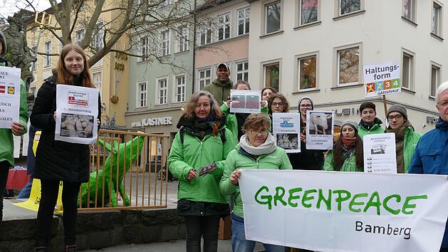 Die Jugendgruppe von Greenpeace Bamberg demonstrierte am Gabelmann gegen Billigfleisch und f&uuml;r das Tierwohl. Foto: Marion Kr&uuml;ger-Hundrup