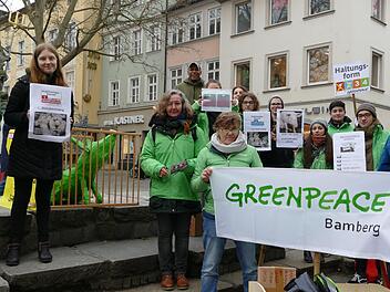Die Jugendgruppe von Greenpeace Bamberg demonstrierte am Gabelmann gegen Billigfleisch und für das Tierwohl. Foto: Marion Krüger-Hundrup