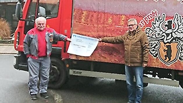 Fritz Hebendanz (l.) &uuml;bergibt die Spende f&uuml;r die Lebenshilfe an Wolfgang Badura Foto: Daniel Ruckert