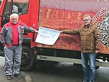Fritz Hebendanz (l.) übergibt die Spende für die Lebenshilfe an Wolfgang Badura Foto: Daniel Ruckert