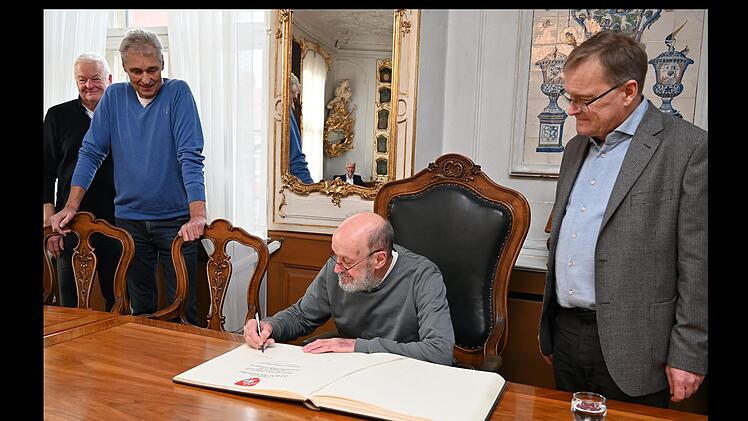 Bamberg: Aufstiegshelden feierten nachträglich 50. Jubiläum - und verewigen sich im Goldenen Buch