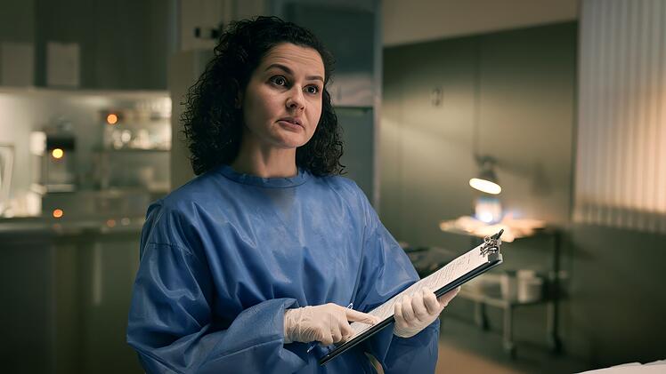 Dr. Isabella Alighieri (Nagmeh Alaei) ist es ein pers&ouml;nliches Anliegen, in diesem Fall zu helfen.