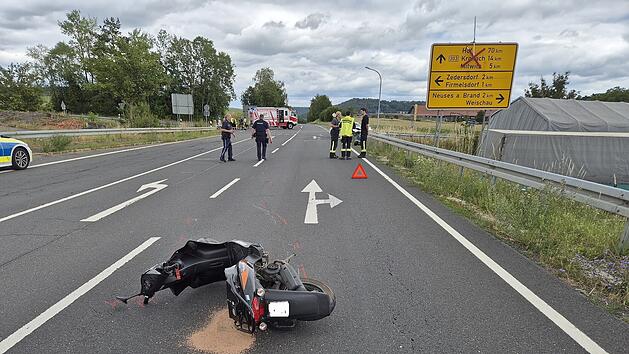 Rollerfahrer schwebt nach schwerem Unfall auf B303 im Kreis Coburg in Lebensgefahr