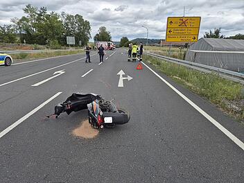 Rollerfahrer schwebt nach schwerem Unfall auf B303 im Kreis Coburg in Lebensgefahr