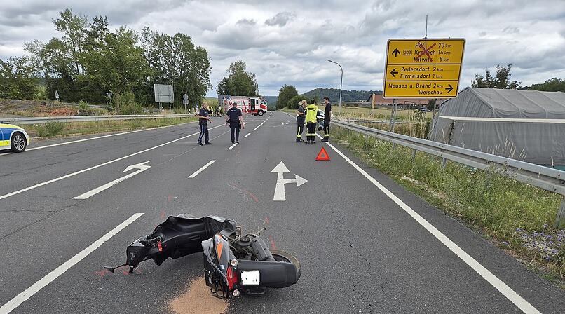 Rollerfahrer schwebt nach schwerem Unfall auf B303 im Kreis Coburg in Lebensgefahr