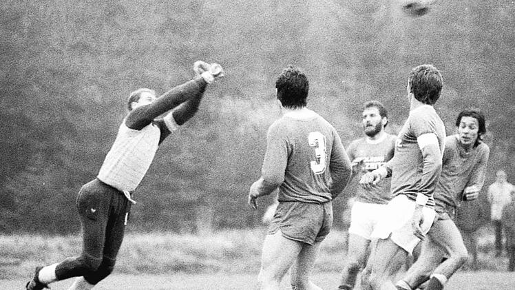 Aschachs Mammitzsch bei einer gelungenen Faustabwehr. Die 1:3-Niederlage in Volkers kann der Keeper aber nicht verhindern.