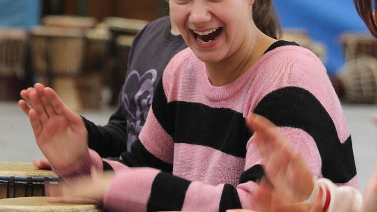 Aliyah Aksungur spielt Dshchenaba, die gemeinsam mit ihren Freunden das neugeborene Königskind besucht.