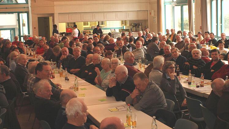 Fast 200 Mitglieder waren in die Stadthalle in Eltmann gekommen.