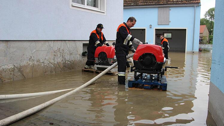 Ein Hof in Laub ist komplett mit Wasser vollgelaufen.  Fotos: Sabine Herteux