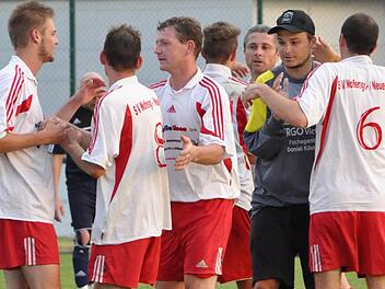 Kurz nach dem Schlusspfiff bejubeln die Spieler der SG Nordhalben den Aufstieg in die Kreisklasse. Fotos: Herbert Kalb