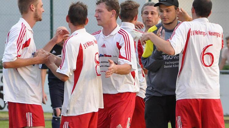 Kurz nach dem Schlusspfiff bejubeln die Spieler der SG Nordhalben den Aufstieg in die Kreisklasse. Fotos: Herbert Kalb