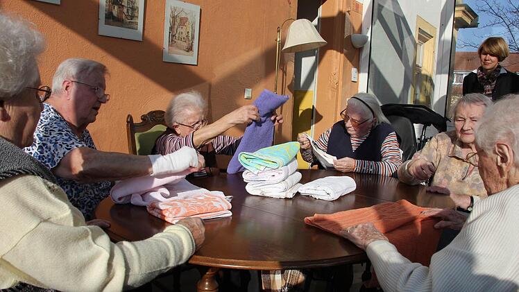 Die Wäscherei-Helferinnen bei er Arbeit.
