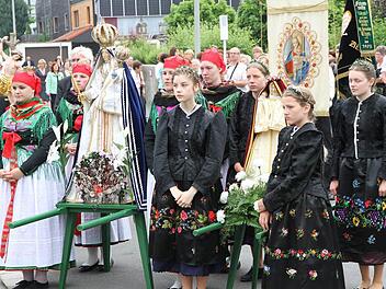 Die Mädchen des Trachtenvereins tragen traditionell die Statuen von Maria und der Mutter Anna. Fotos: Mathias Erlwein