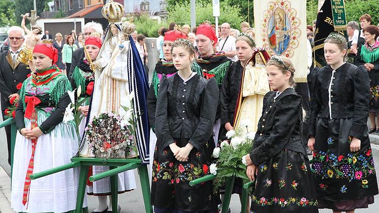Die Mädchen des Trachtenvereins tragen traditionell die Statuen von Maria und der Mutter Anna. Fotos: Mathias Erlwein