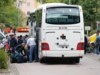 Etwa 60 Flüchtlinge aus den Balkanländern sind am Montagnachmittag mit zwei Reisebussen nach Bamberg gebracht worden.  Foto: M. Hoch