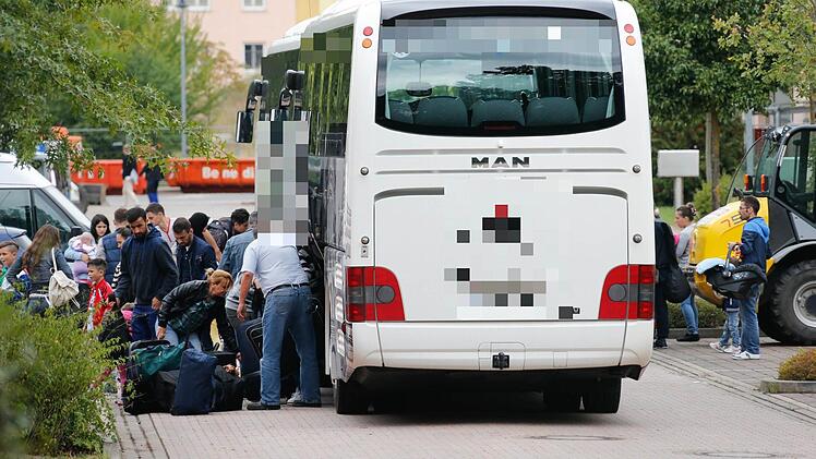 Etwa 60 Flüchtlinge aus den Balkanländern sind am Montagnachmittag mit zwei Reisebussen nach Bamberg gebracht worden.  Foto: M. Hoch