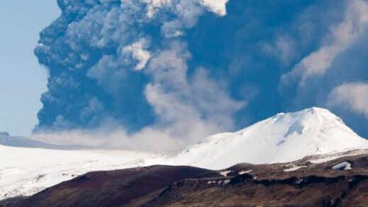 Als sich die Aschewolke des Vulkans am Eyjafjalla-Gletscher am 17. April 2010 über halb Europa legte, drang die schroffe Insel im Nordatlantik in besonderem Maße in unser Bewusstsein. Die Bilder dieser eisigen Welt, besonders die literarisch gefassten, wirken aber seit Jahrhunderten. Foto: EPA/S.Olafs